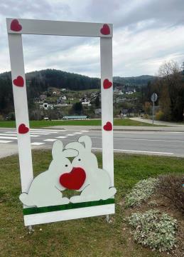 Velikonočna dekoracija ob cesti na Brdinjah (8)